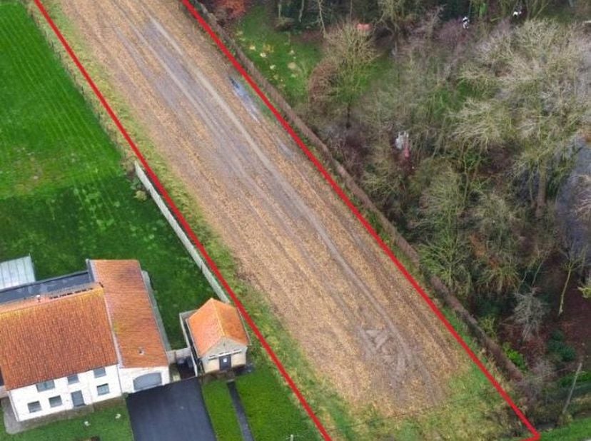 Perceel bouwgrond gelegen te Hoogstade (Alveringem). Prachtig gelegen. Ideaal voor open bebouwing en zonder bouwverplichting omvattende o.a.: Het perc